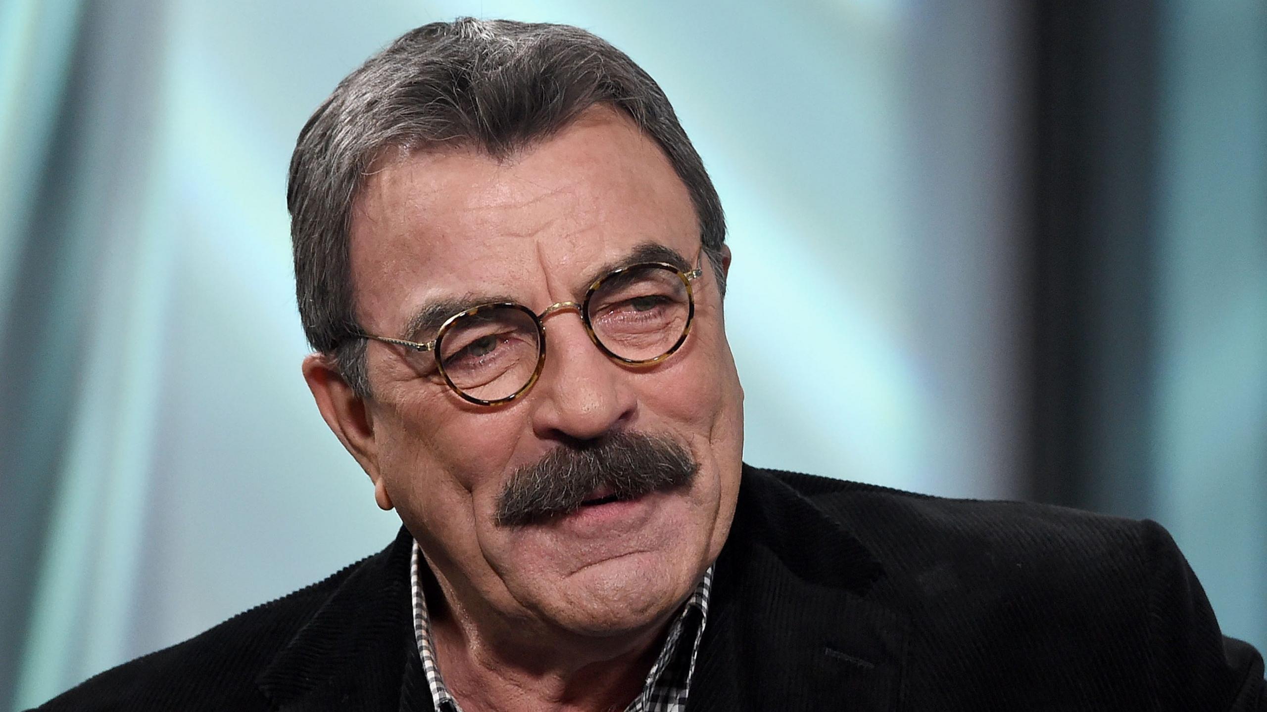Tom Selleck Drops $2020 Tip at Restaurant for 2020 Tip Challenge