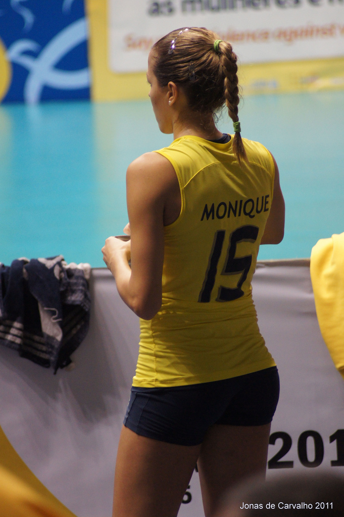 Monique Pavão Net Worth 2018: What is this volleyball player worth?