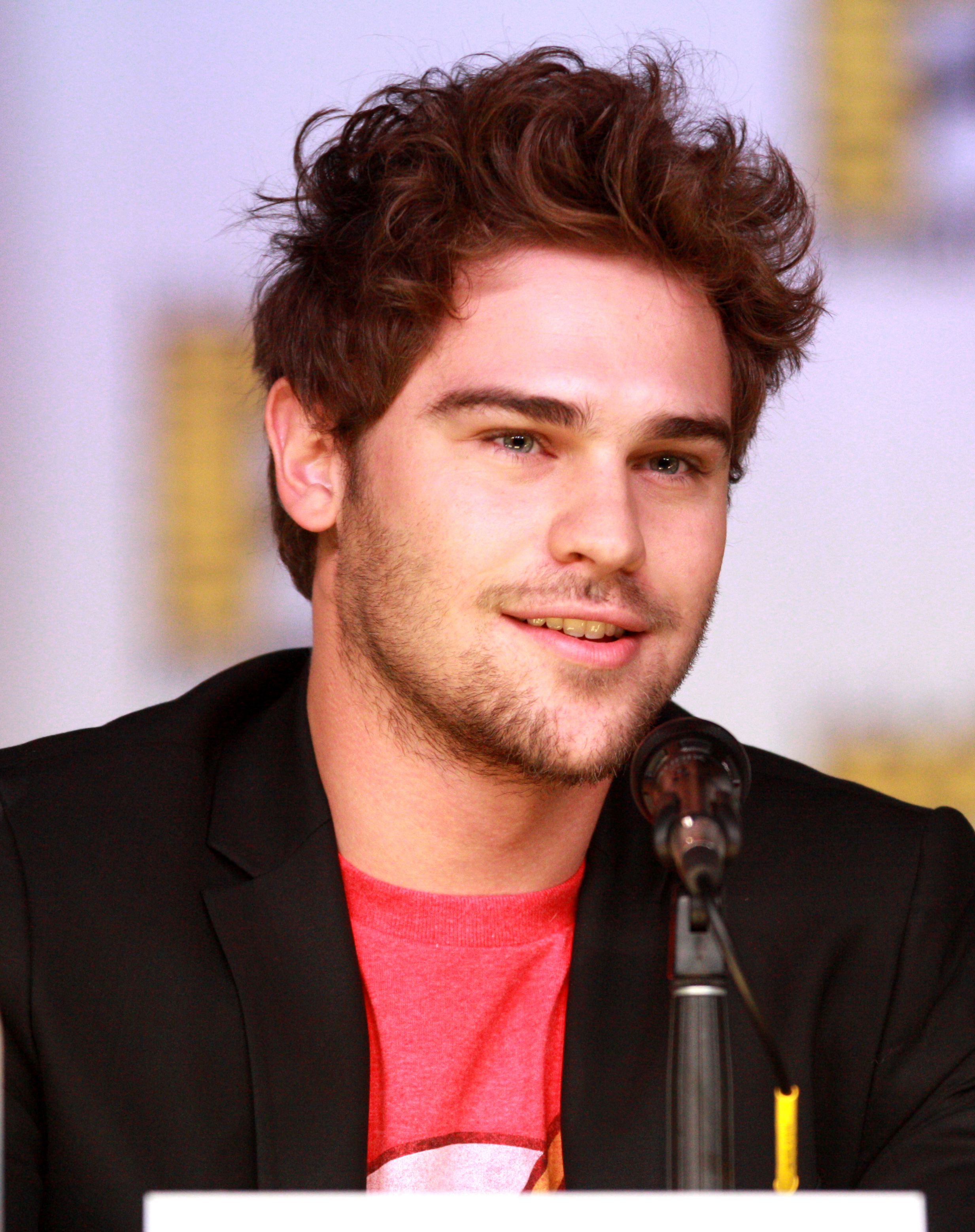 Grey Damon Net Worth 2018: This Mega Attractive Actor is Making Mega Bucks